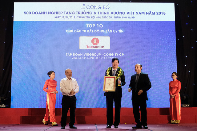 Ông Lê Khắc Hiệp - Phó Chủ tịch Tập đoàn Vingroup (đứng giữa) trong lễ vinh danh Chủ đầu tư BĐS uy tín nhất 2018